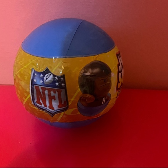 1 NFL Football Jumbo Squeezy Surprise Jumbo Giant Slow Foam Figure Series 2 NEW - Picture 3 of 3